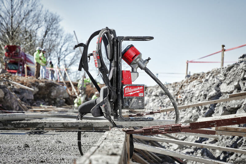 MILWAUKEE MX FUEL™ Batohový vibrátor na betón MXF CVBP-602