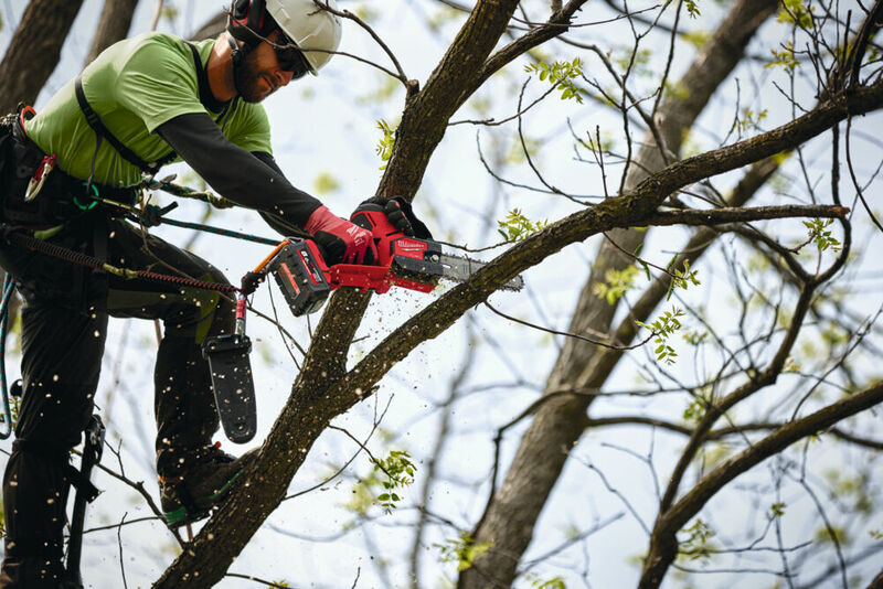MILWAUKEE M18 FUEL™ Kompaktná reťazová píla 20 cm M18FHS20-0
