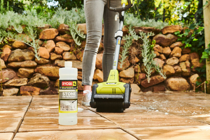 RYOBI 18V ONE+™ Teleskopický patio čistič na plochy RY18PCB-140