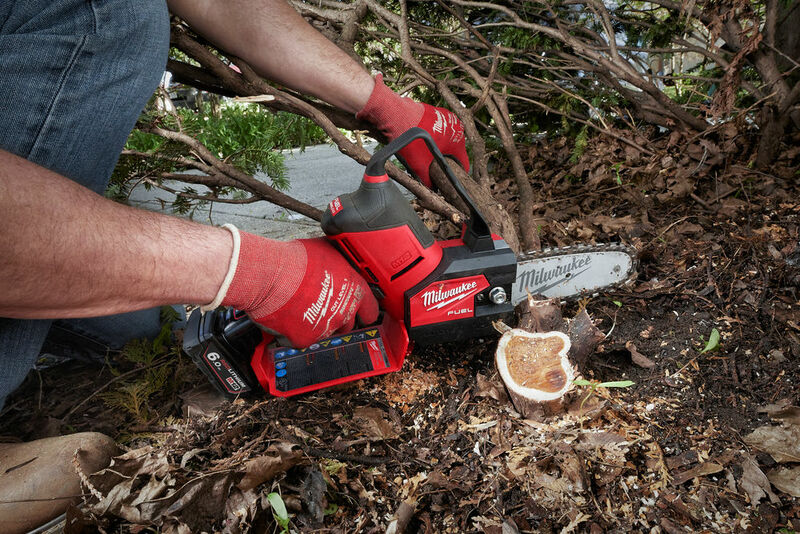 MILWAUKEE M12 FUEL™ HATCHET™ Kompaktná reťazová píla M12FHS-602X