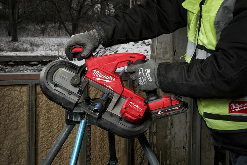 MILWAUKEE M18 FUEL™ Kompaktná pásová píla M18FBS85-202C